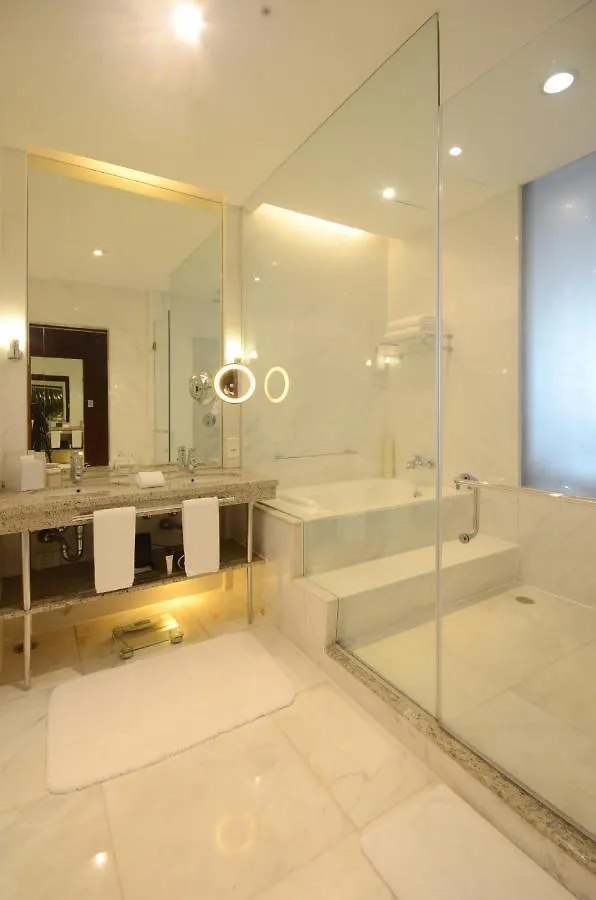 New Coast Hotel Manila 5*,